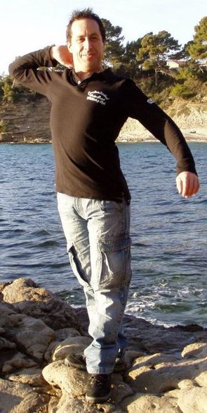 Février 2012, entrain de faire l'andouille au bord de mer, être bien dans sa peau, ça donne la pêche